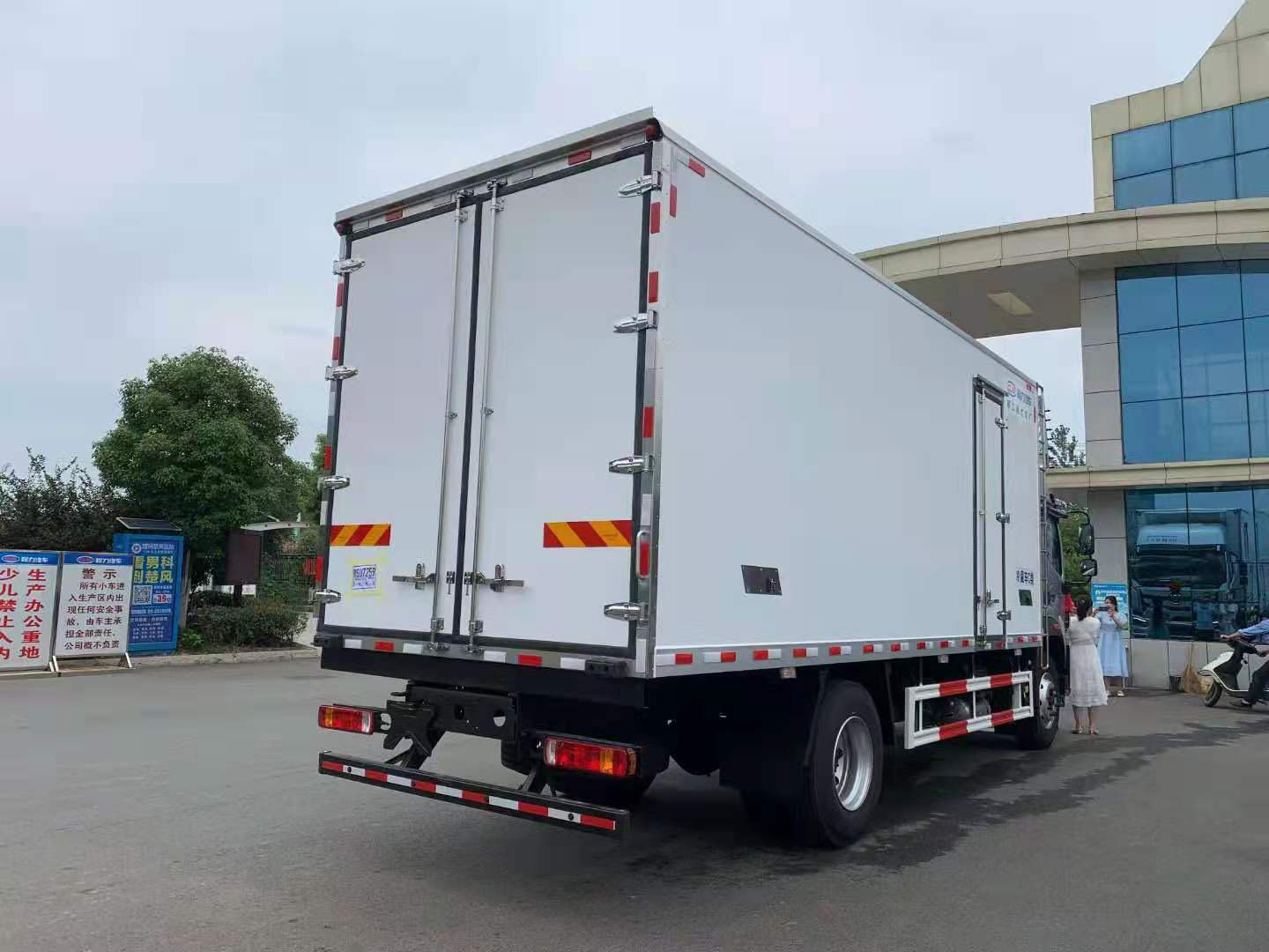 程力公司国六福田欧航高顶双卧6.6米冷藏车 实拍图