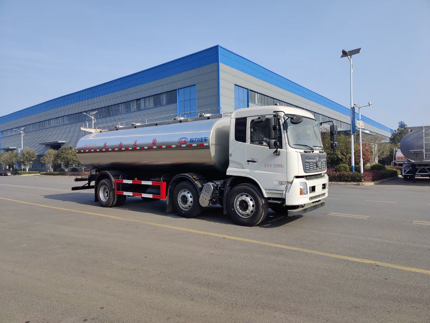 东风天锦小三轴奶罐车,满载20吨核载16吨鲜奶运输车