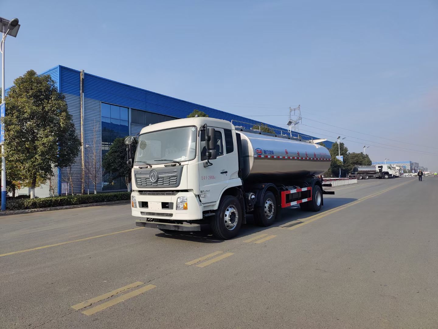 东风天锦小三轴奶罐车,满载20吨核载16吨鲜奶运输车 实拍图