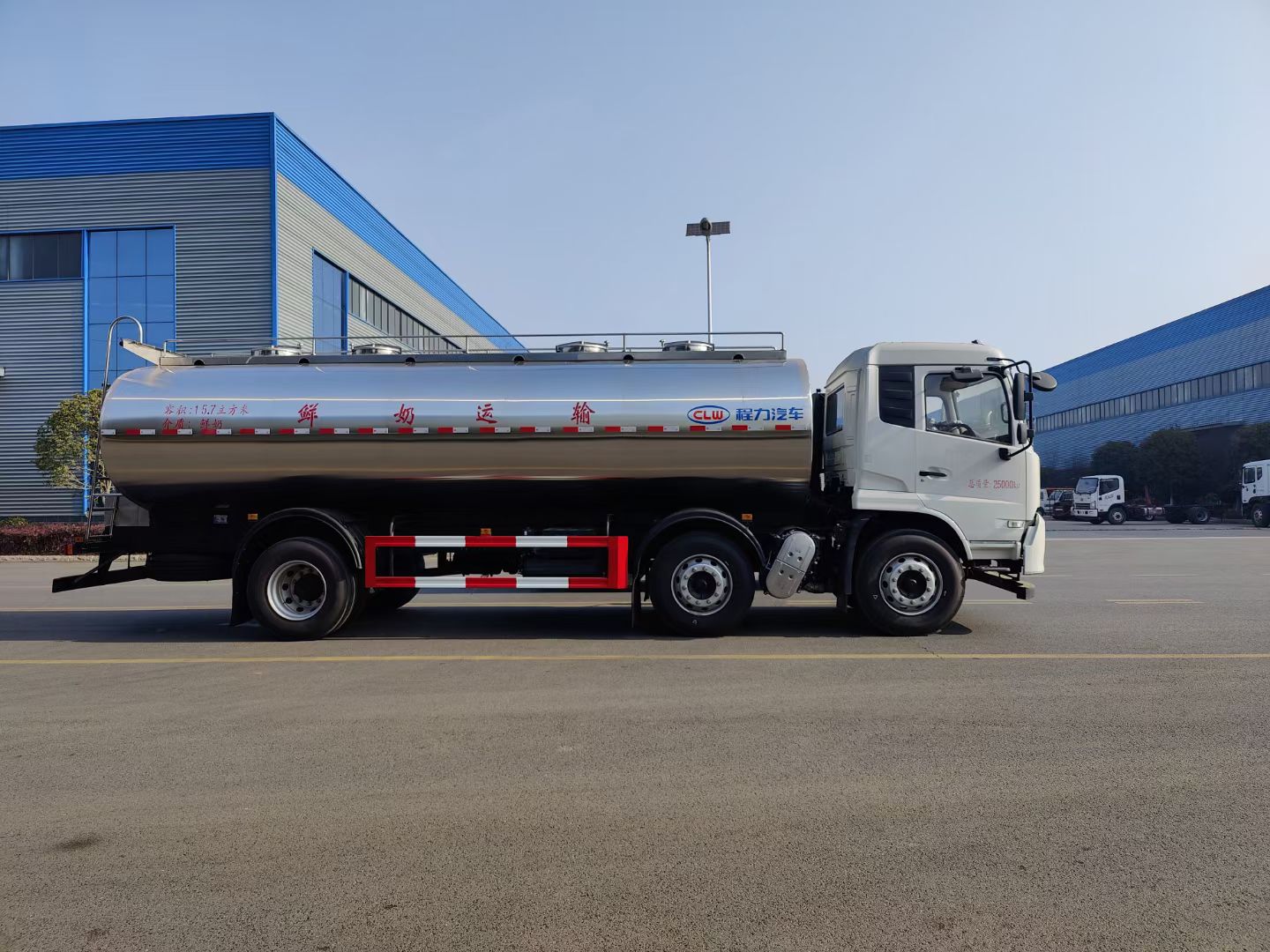 东风天锦小三轴奶罐车,满载20吨核载16吨鲜奶运输车 实拍图