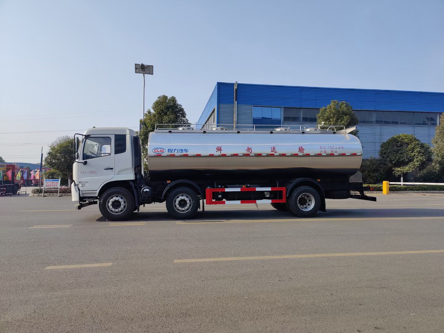 东风天锦小三轴奶罐车,满载20吨核载16吨鲜奶运输车 实拍图