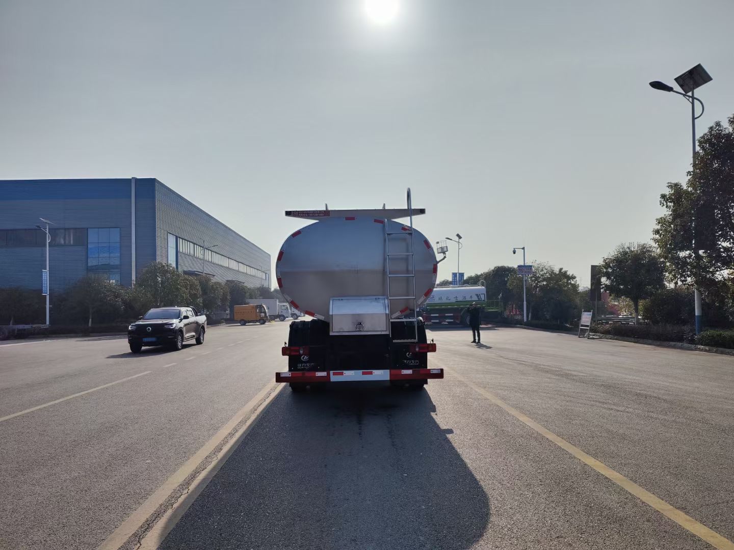 东风天锦小三轴奶罐车,满载20吨核载16吨鲜奶运输车 实拍图