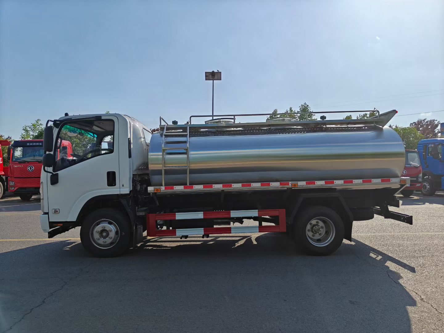 五十铃ISUZU奶罐车,五十铃五吨鲜奶运输车 实拍图