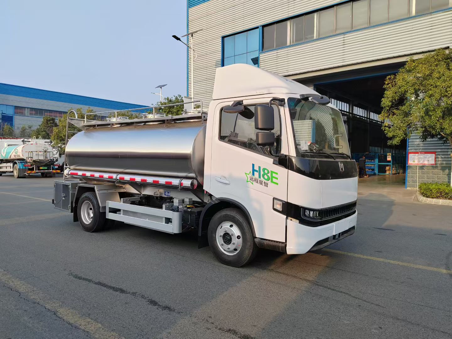 吉利纯电动鲜奶运输车5T-3仓新能源纯电奶罐车