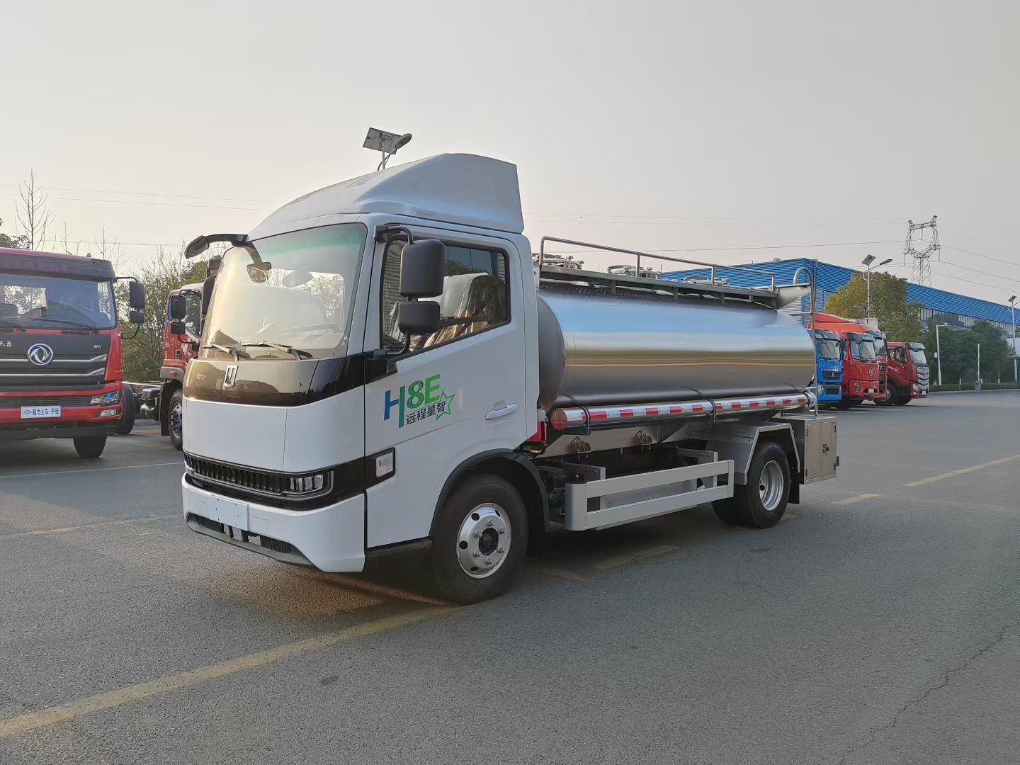 吉利纯电动鲜奶运输车5T-3仓新能源纯电奶罐车 实拍图