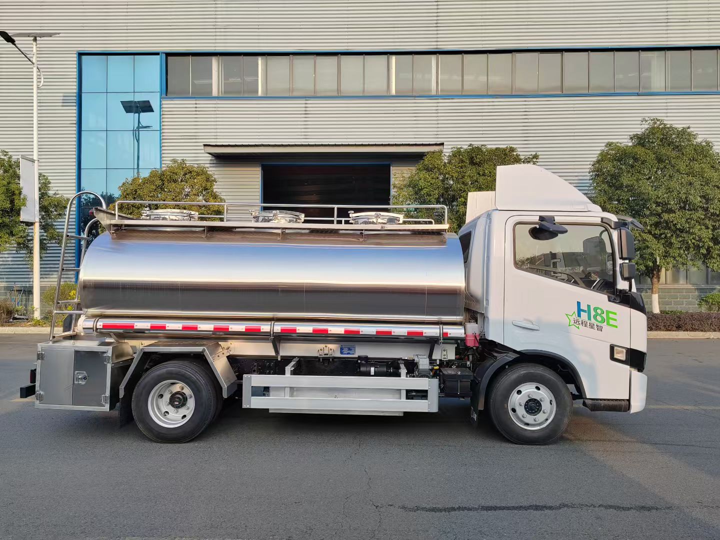 吉利纯电动鲜奶运输车5T-3仓新能源纯电奶罐车 实拍图