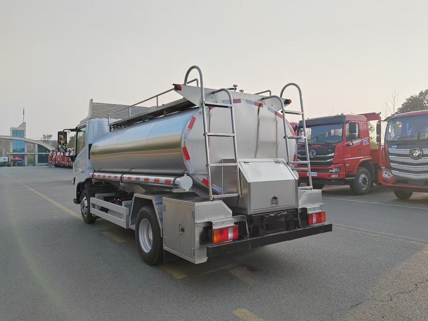 吉利纯电动鲜奶运输车5T-3仓新能源纯电奶罐车 实拍图
