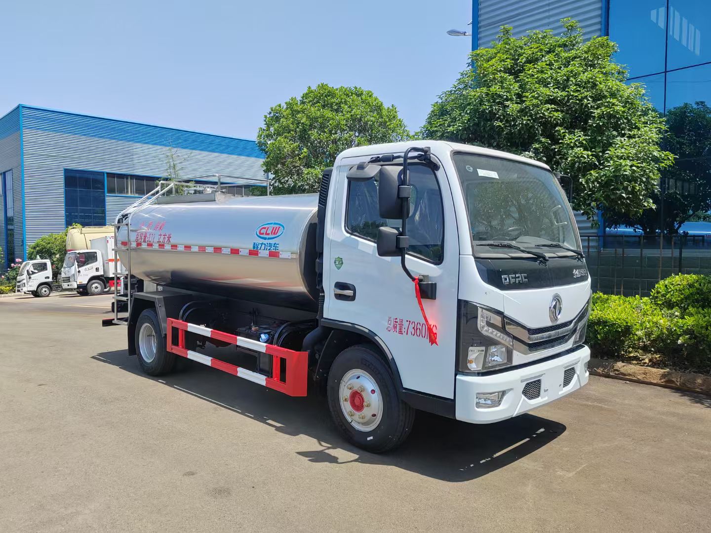 国六东风小多利卡鲜奶运输车,东风4.7立方奶罐车