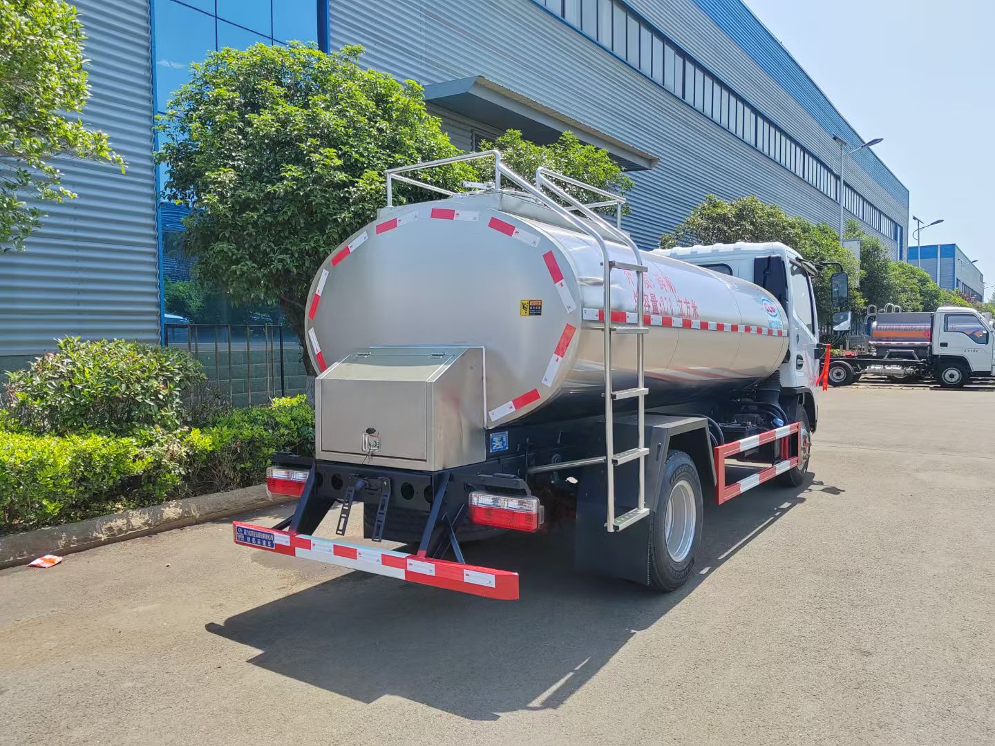 国六东风小多利卡鲜奶运输车,东风4.7立方奶罐车 实拍图