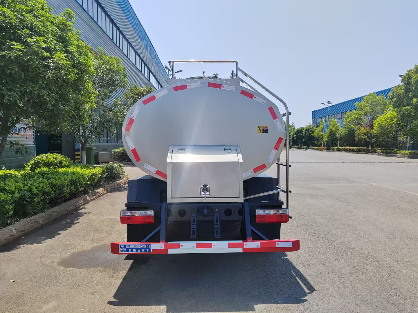 国六东风小多利卡鲜奶运输车,东风4.7立方奶罐车 实拍图