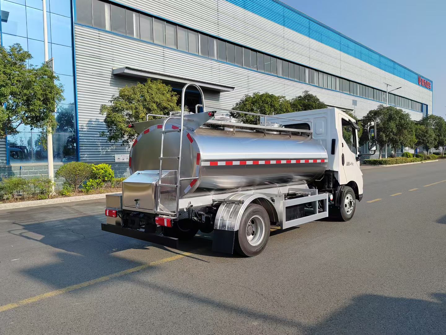 比亚迪YBD电动奶罐车,纯电4吨鲜奶运输车 实拍图