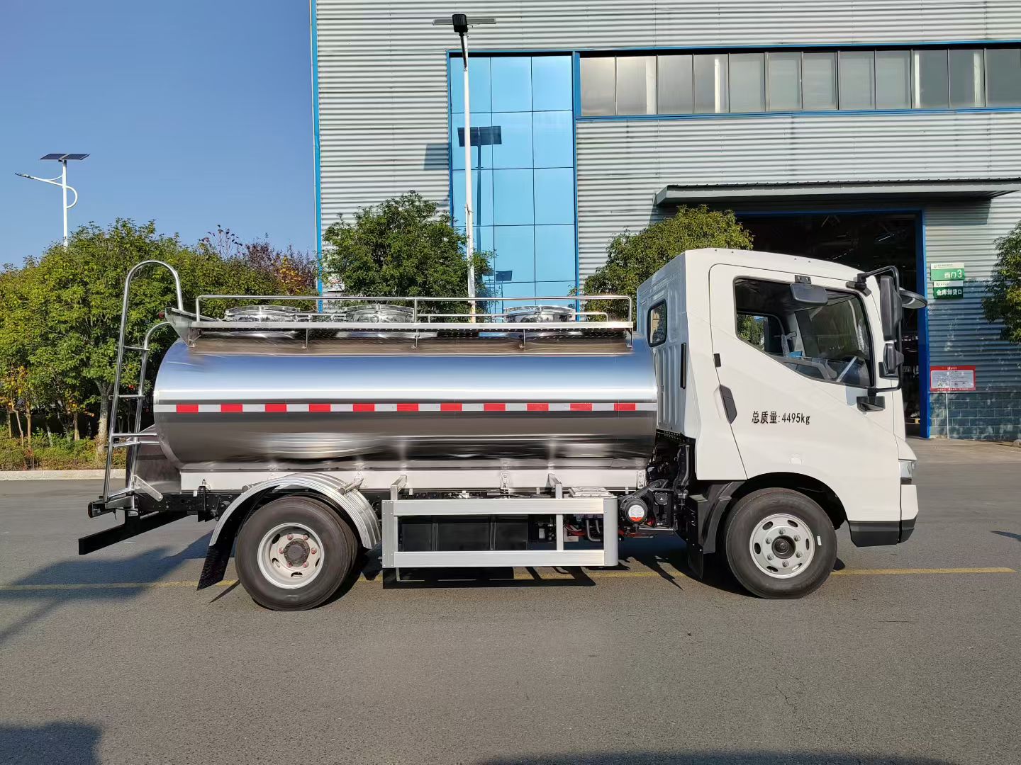 比亚迪YBD电动奶罐车,纯电4吨鲜奶运输车 实拍图