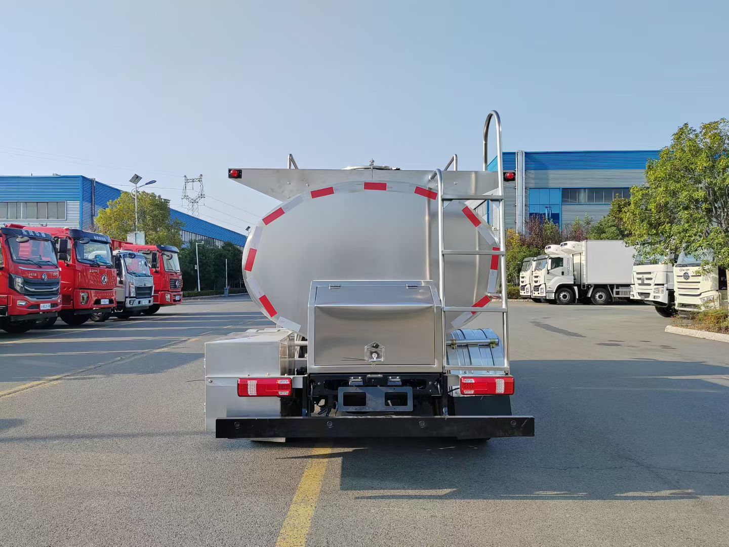 比亚迪YBD电动奶罐车,纯电4吨鲜奶运输车 实拍图