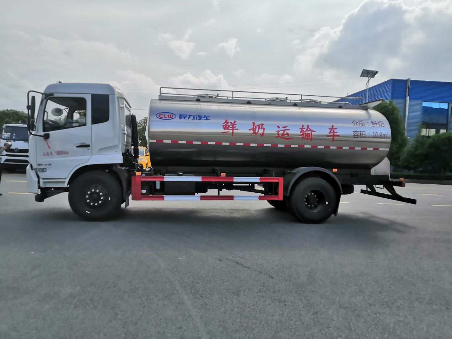 程力东风天锦鲜奶运输车,可装12吨牛奶运输专用车 实拍图