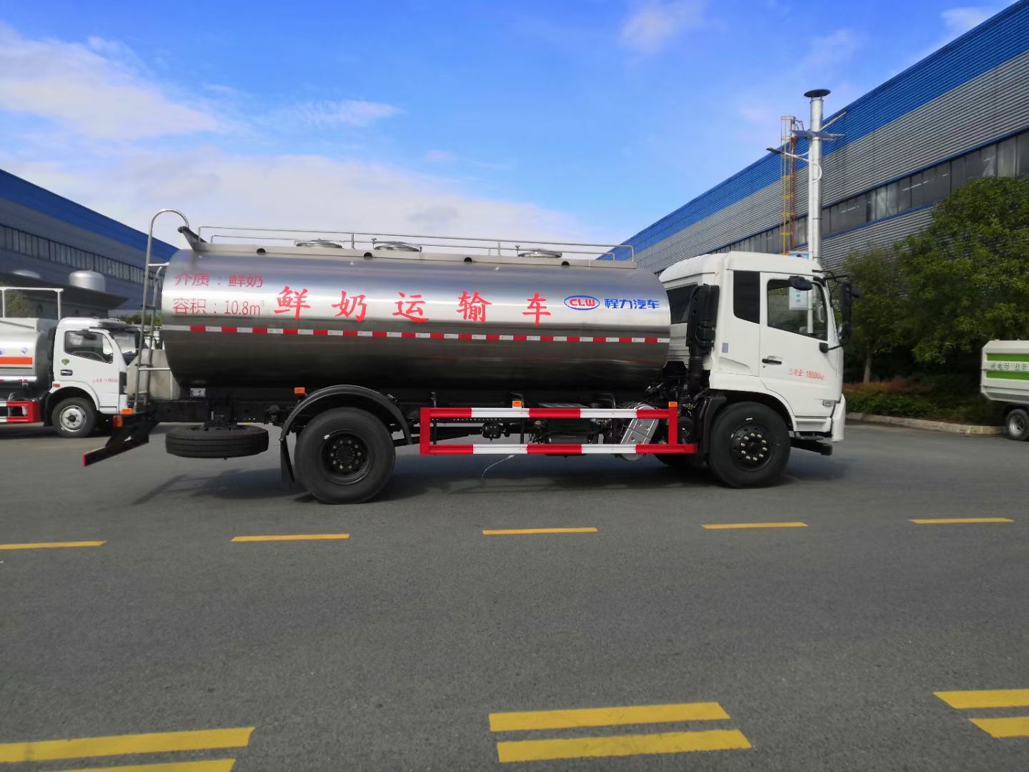 程力东风天锦鲜奶运输车,可装12吨牛奶运输专用车 实拍图
