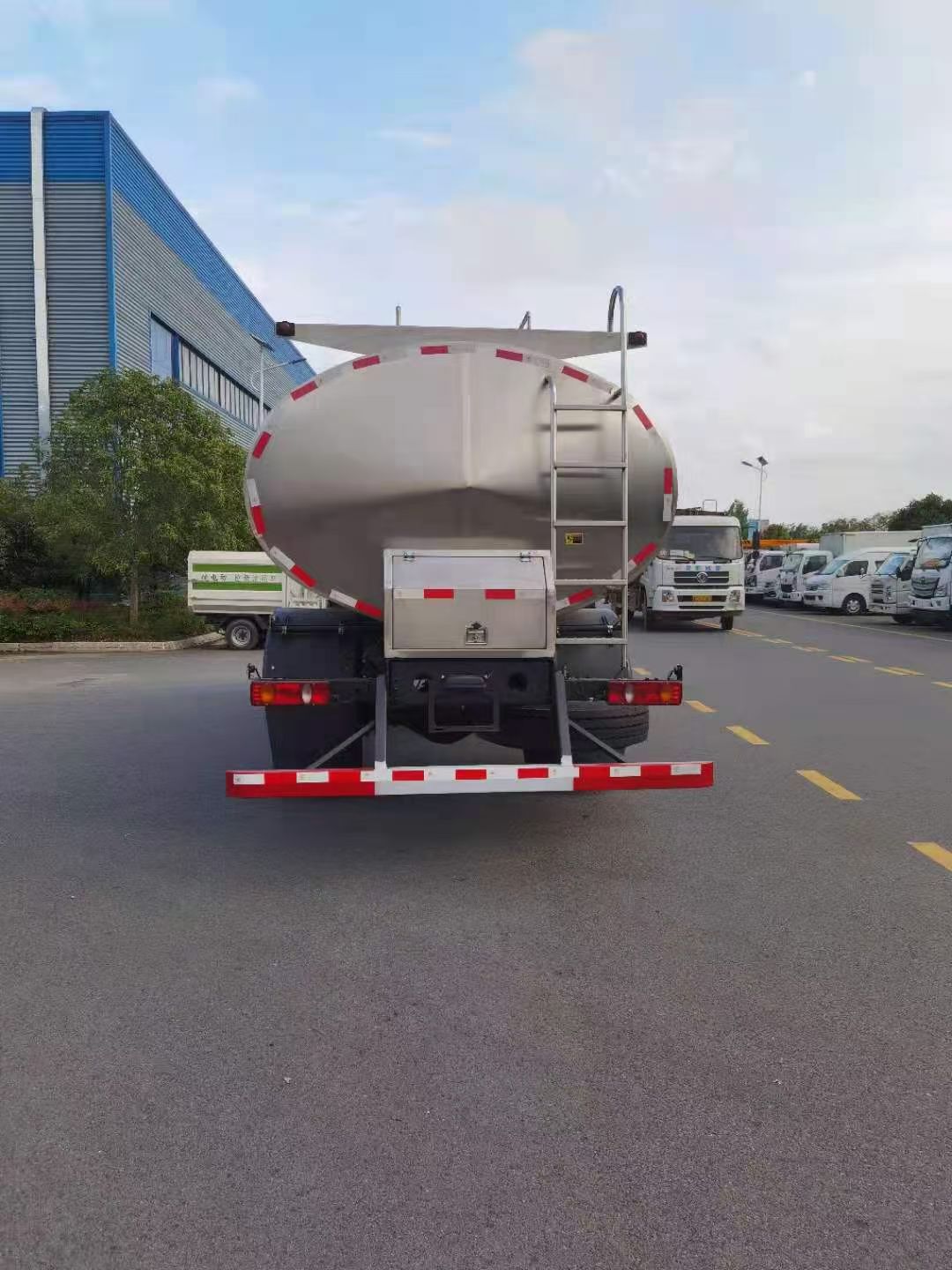 程力东风天锦鲜奶运输车,可装12吨牛奶运输专用车 实拍图