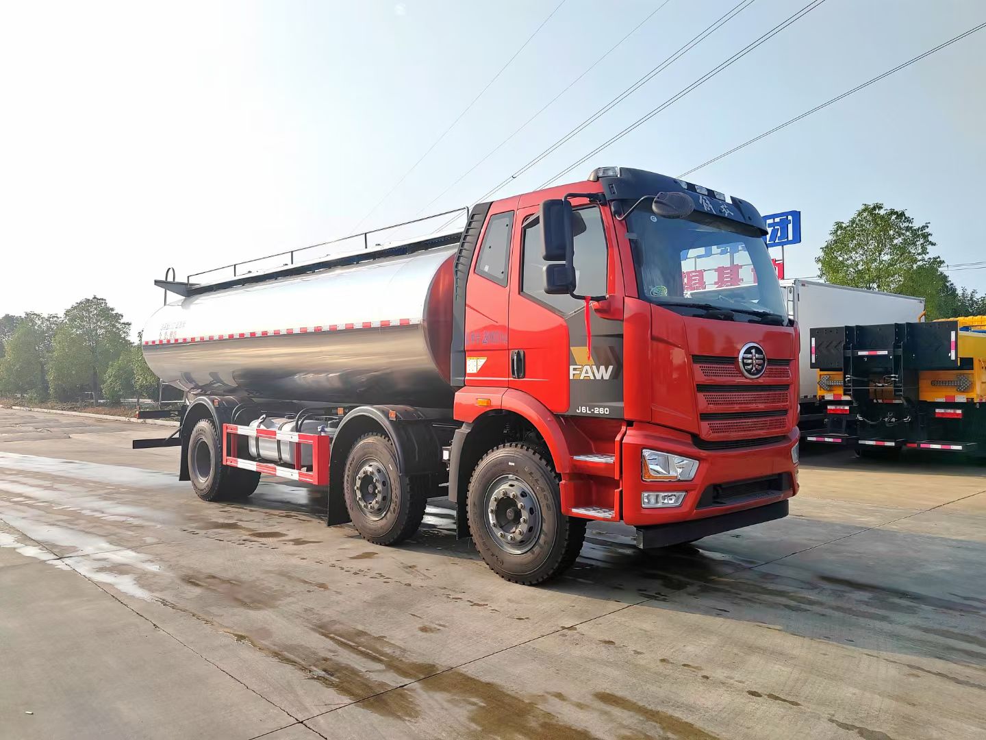 解放J6L小三轴奶罐车,额载16吨鲜奶运输车