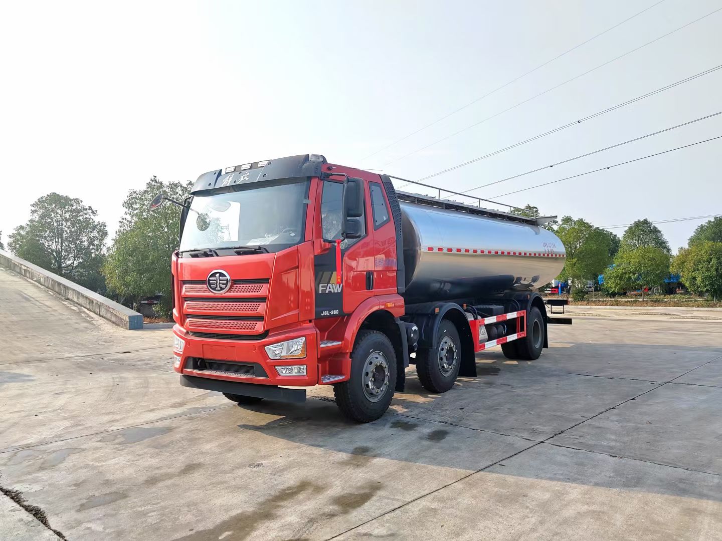 解放J6L小三轴奶罐车,额载16吨鲜奶运输车 实拍图