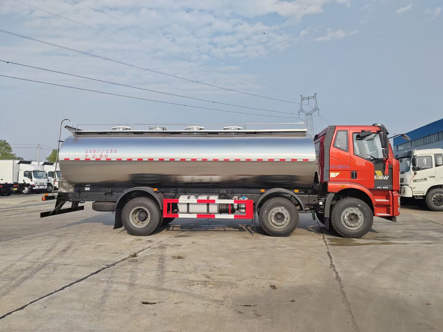 解放J6L小三轴奶罐车,额载16吨鲜奶运输车 实拍图