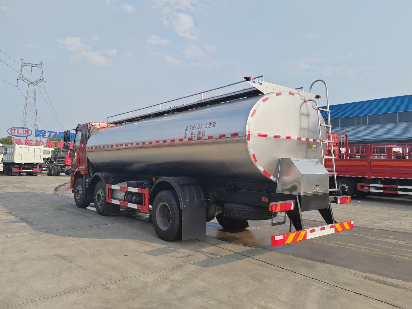 解放J6L小三轴奶罐车,额载16吨鲜奶运输车 实拍图