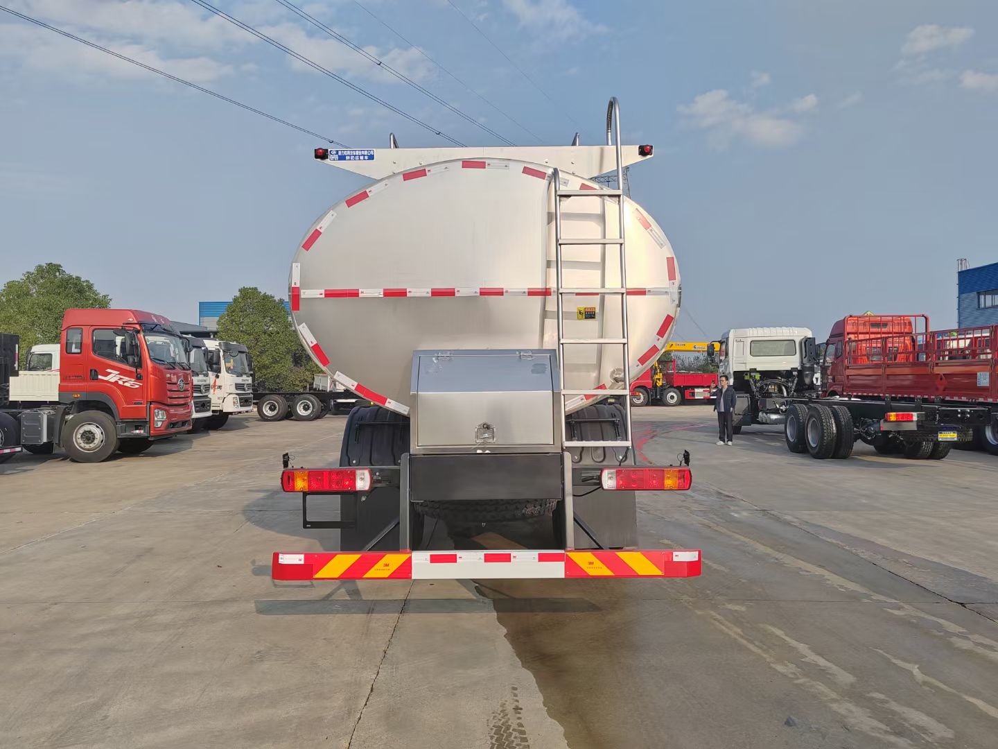 解放J6L小三轴奶罐车,额载16吨鲜奶运输车 实拍图