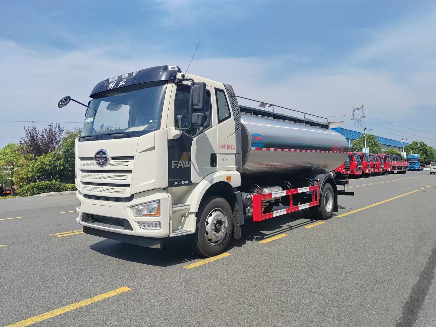 解放J6奶罐车10-13吨鲜奶运输车,解放牛奶运输专用车 实拍图