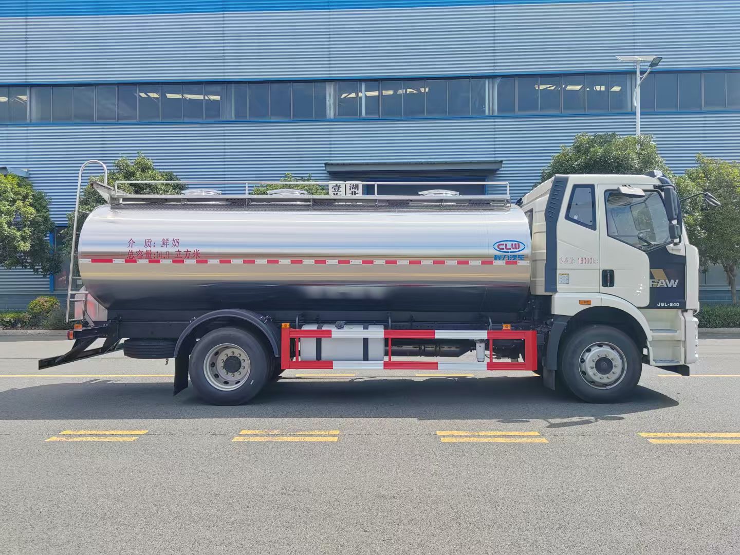 解放J6奶罐车10-13吨鲜奶运输车,解放牛奶运输专用车 实拍图