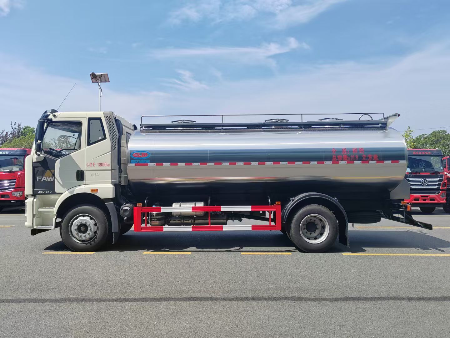 解放J6奶罐车10-13吨鲜奶运输车,解放牛奶运输专用车 实拍图