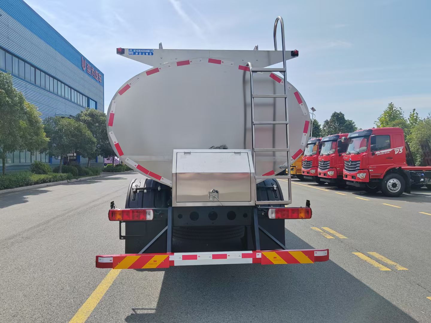 解放J6奶罐车10-13吨鲜奶运输车,解放牛奶运输专用车 实拍图