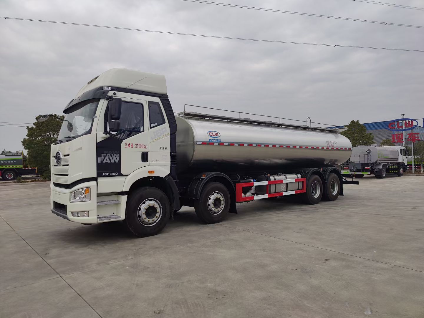 解放前四后八鲜奶运输车,高速核载达18吨的奶罐车
