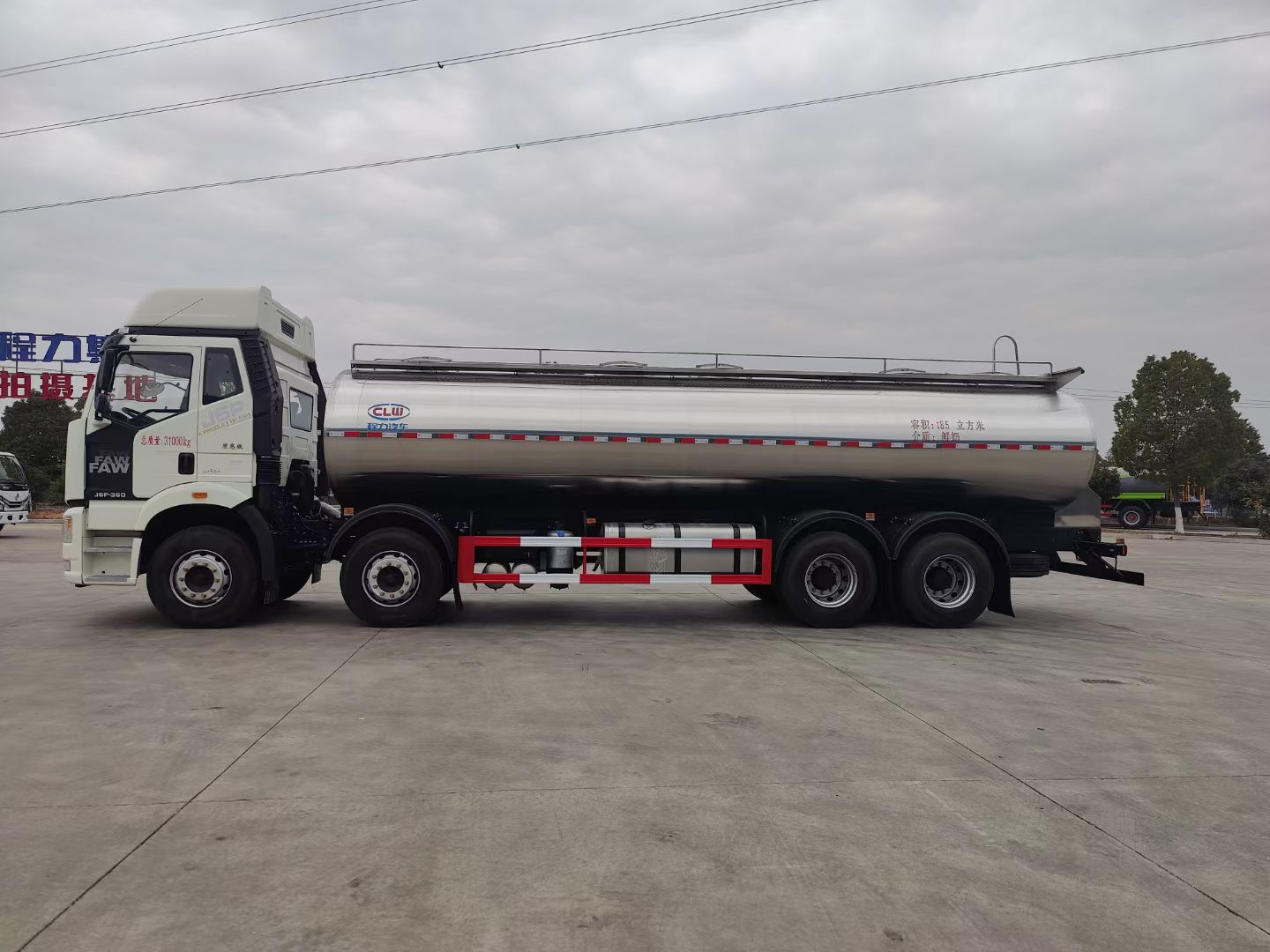 解放前四后八鲜奶运输车,高速核载达18吨的奶罐车 实拍图