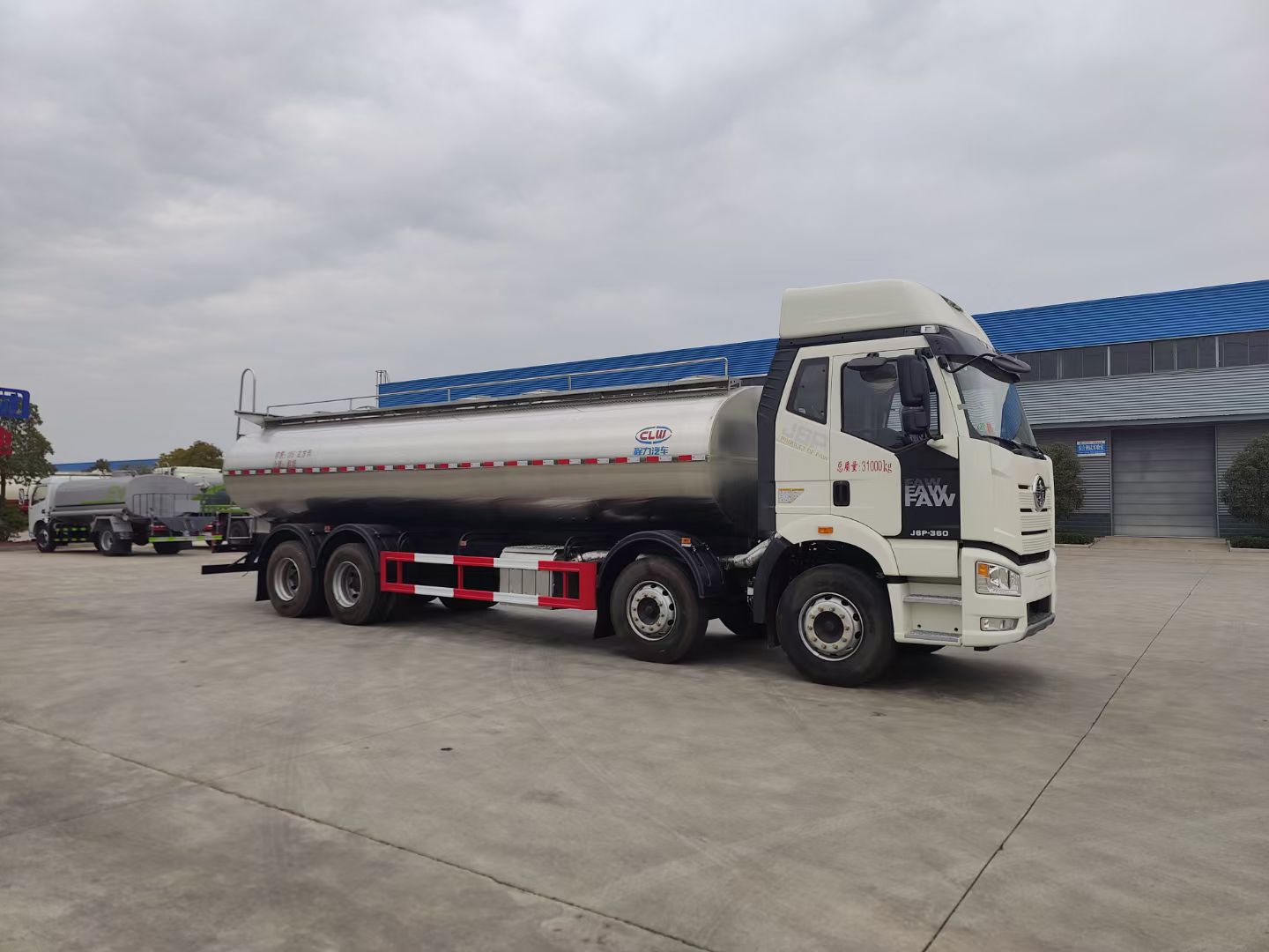 解放前四后八鲜奶运输车,高速核载达18吨的奶罐车 实拍图