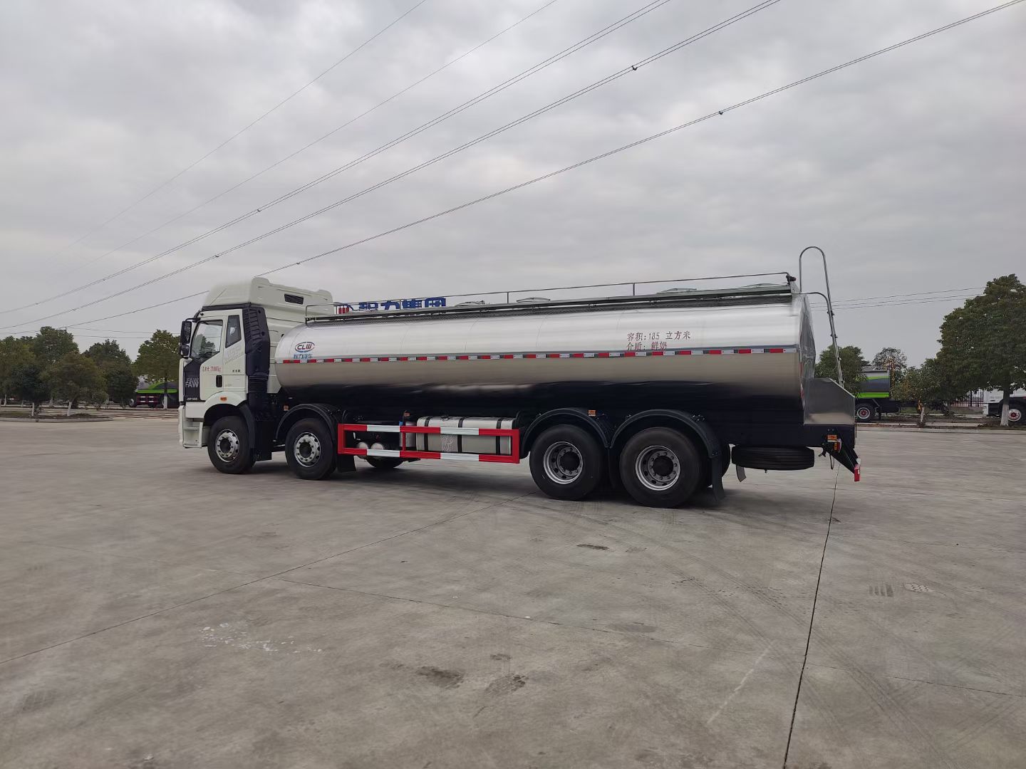 解放前四后八鲜奶运输车,高速核载达18吨的奶罐车 实拍图