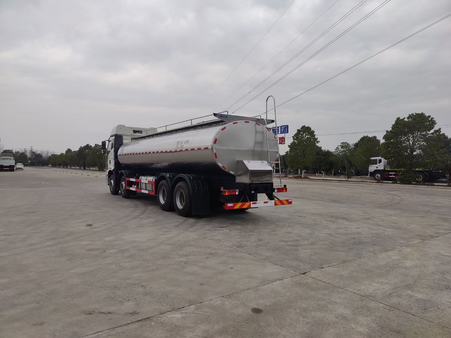 解放前四后八鲜奶运输车,高速核载达18吨的奶罐车 实拍图