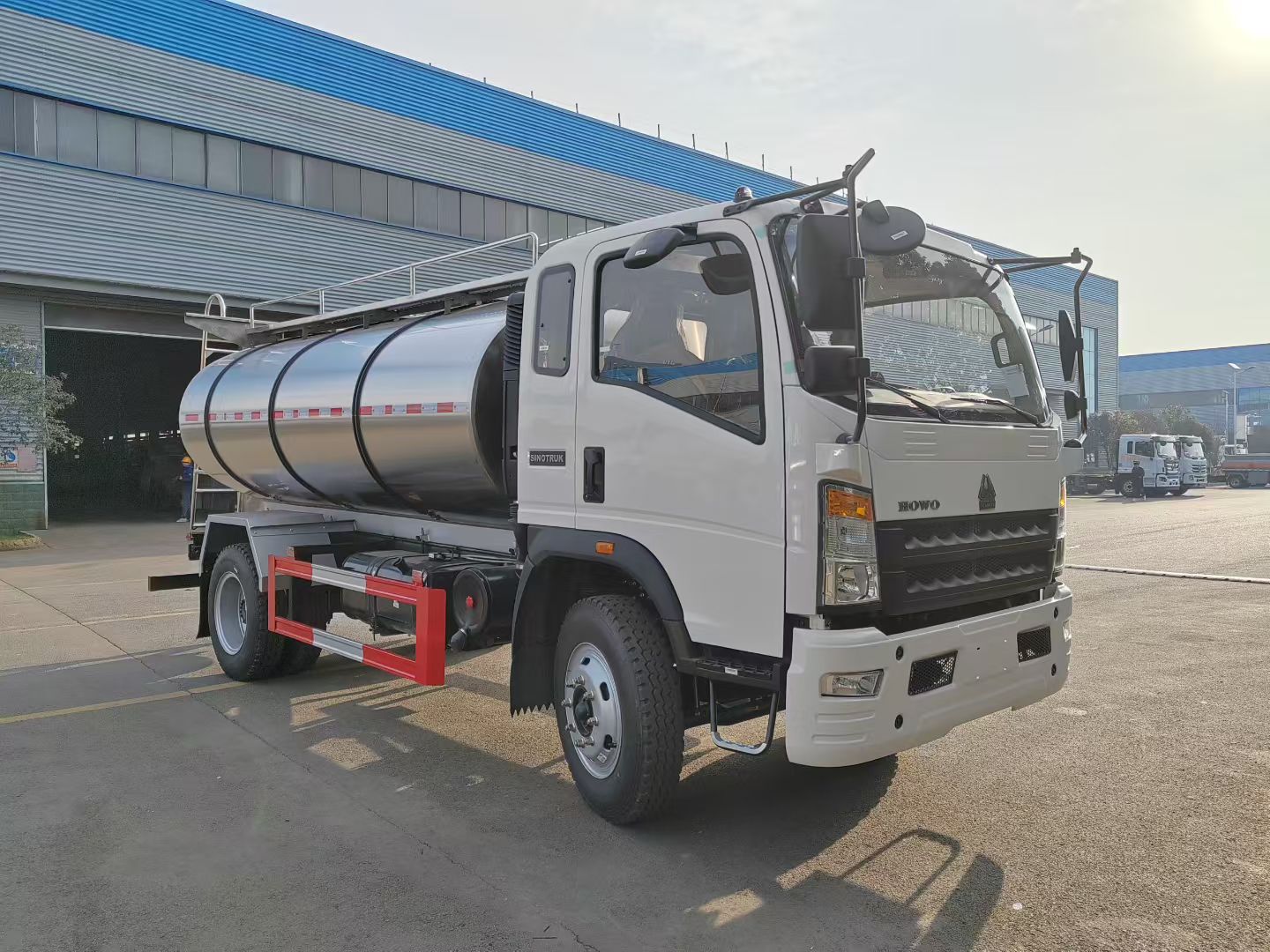 重汽豪沃八吨带保温鲜奶运输车,重汽牛奶运输车