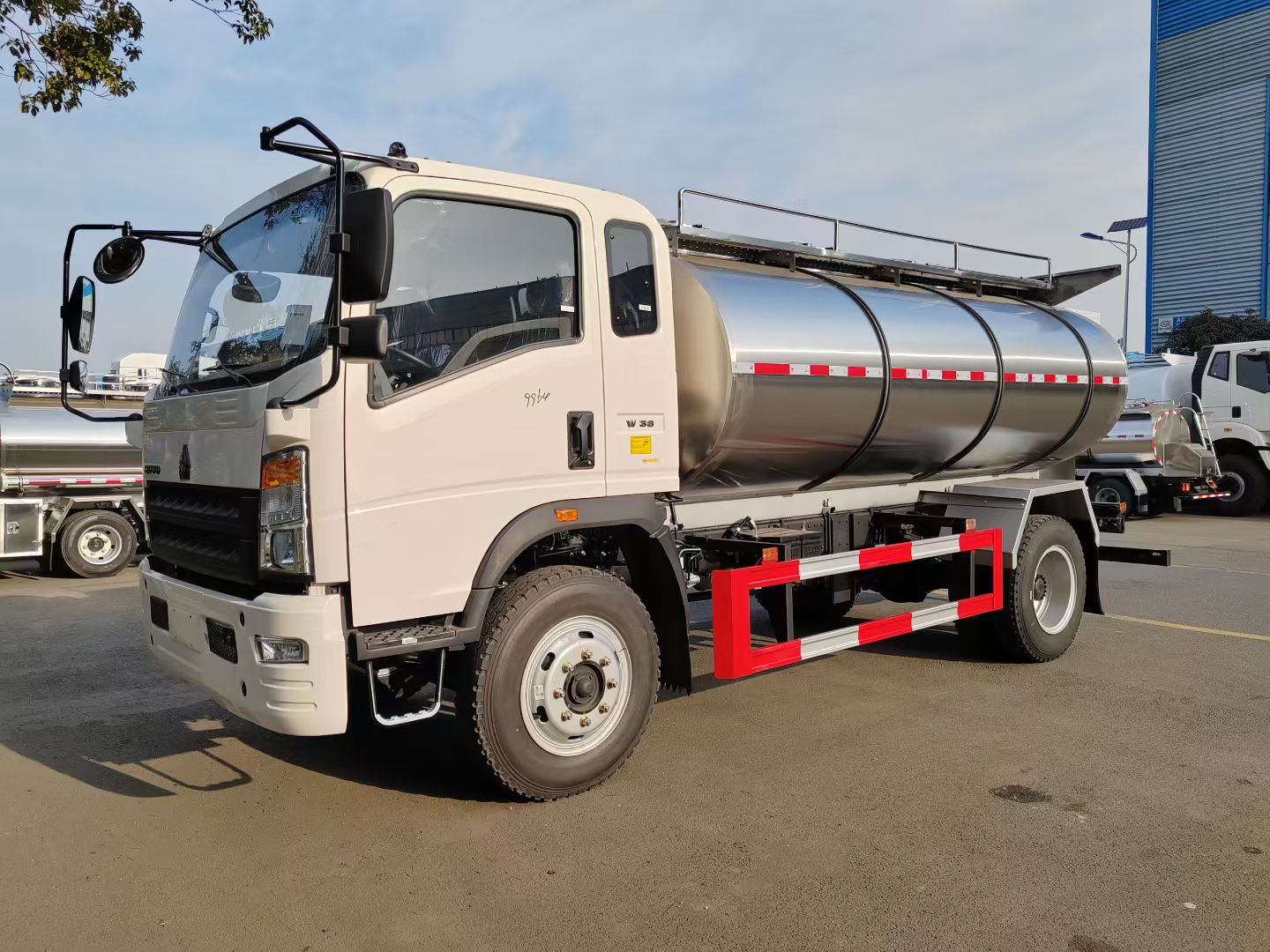 重汽豪沃八吨带保温鲜奶运输车,重汽牛奶运输车 实拍图