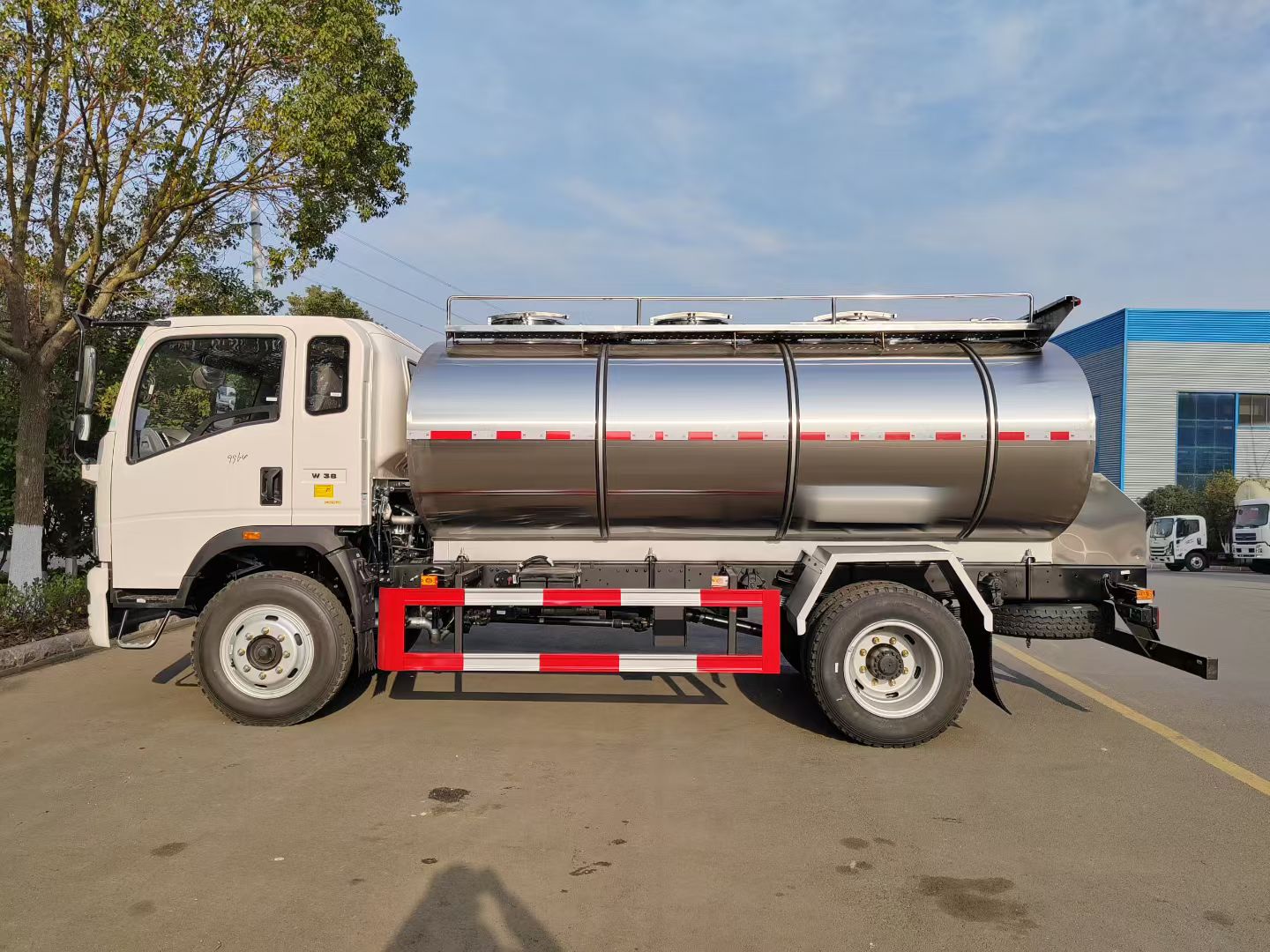 重汽豪沃八吨带保温鲜奶运输车,重汽牛奶运输车 实拍图