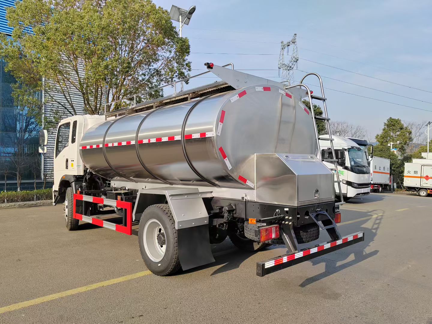 重汽豪沃八吨带保温鲜奶运输车,重汽牛奶运输车 实拍图