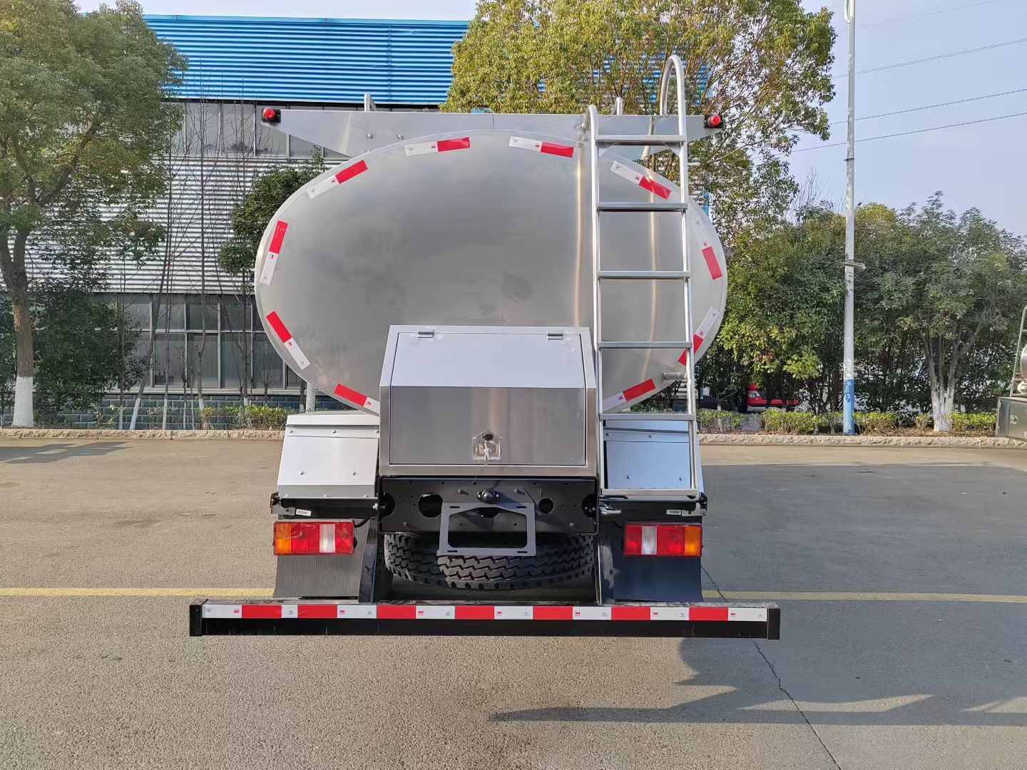 重汽豪沃八吨带保温鲜奶运输车,重汽牛奶运输车 实拍图