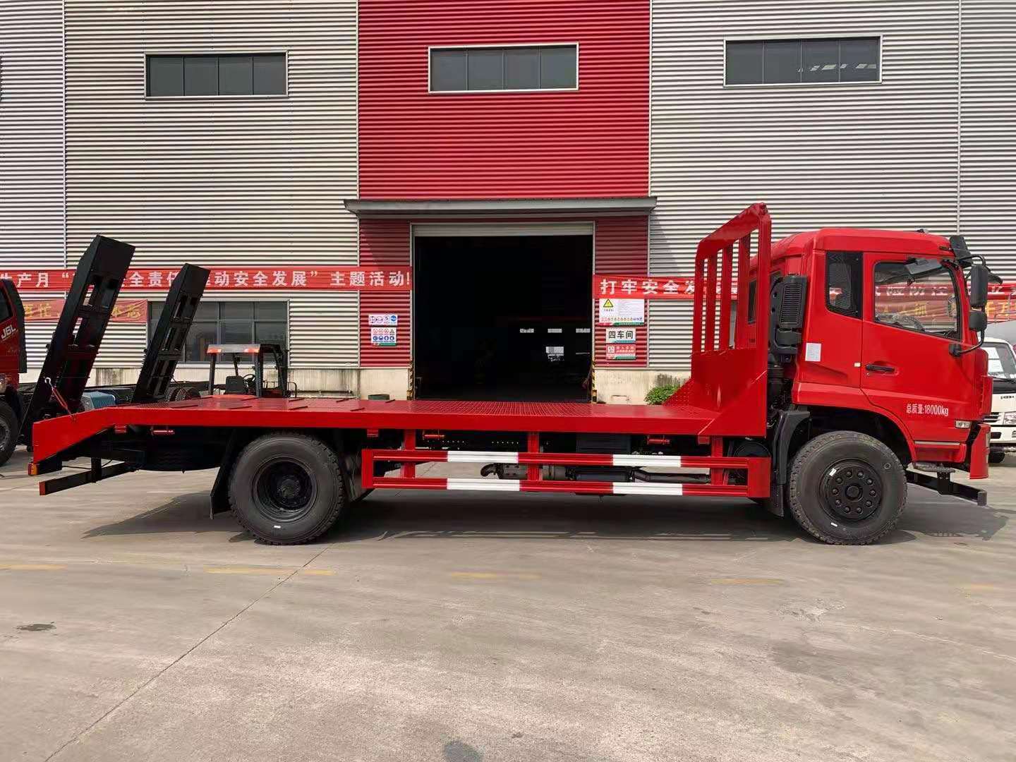 国六东风D17-H平板运输车 实拍图