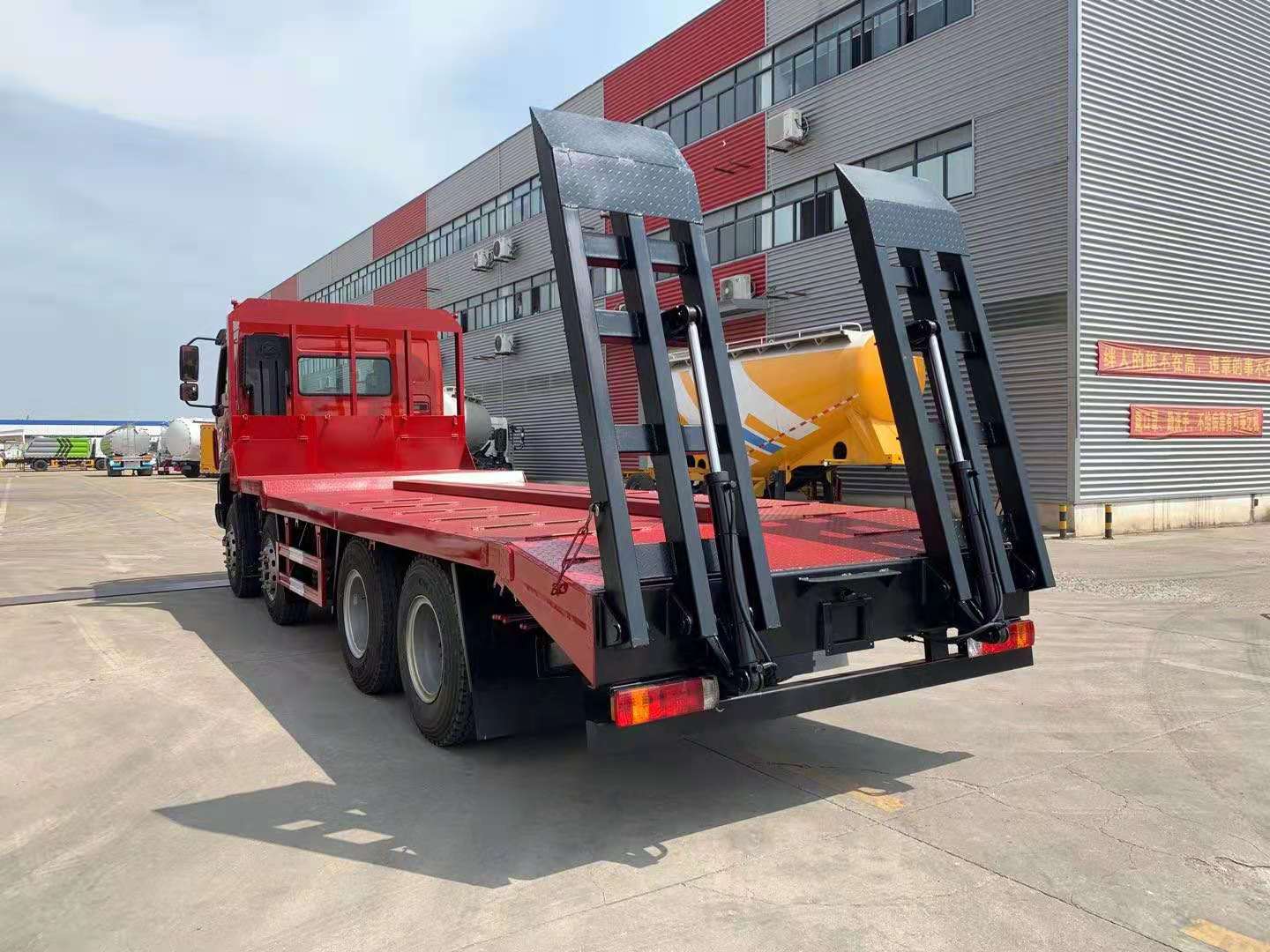 国六东风柳汽乘龙前四后八平板运输车 实拍图