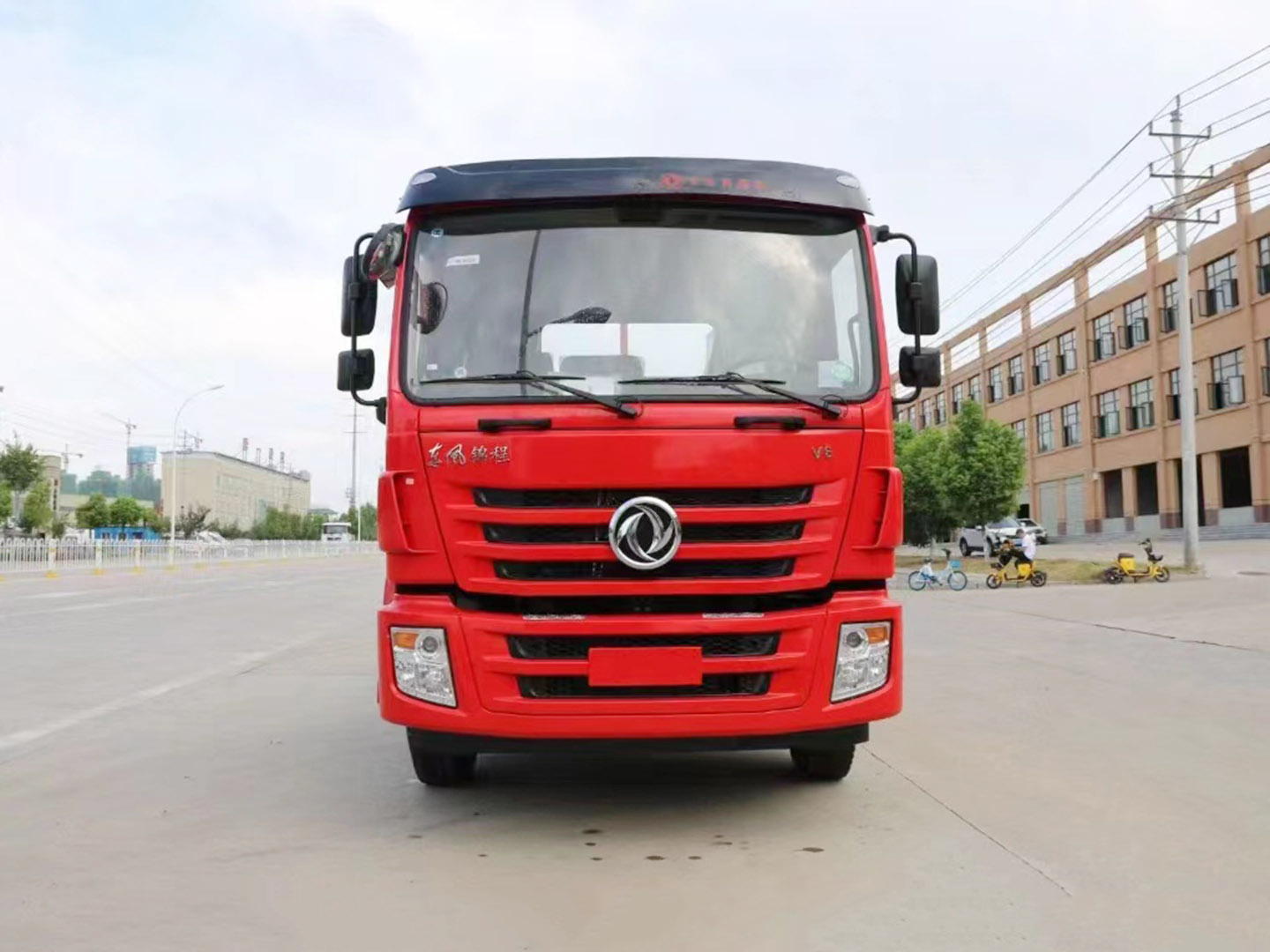 国六东风锦程V6后八轮平板运输车 实拍图