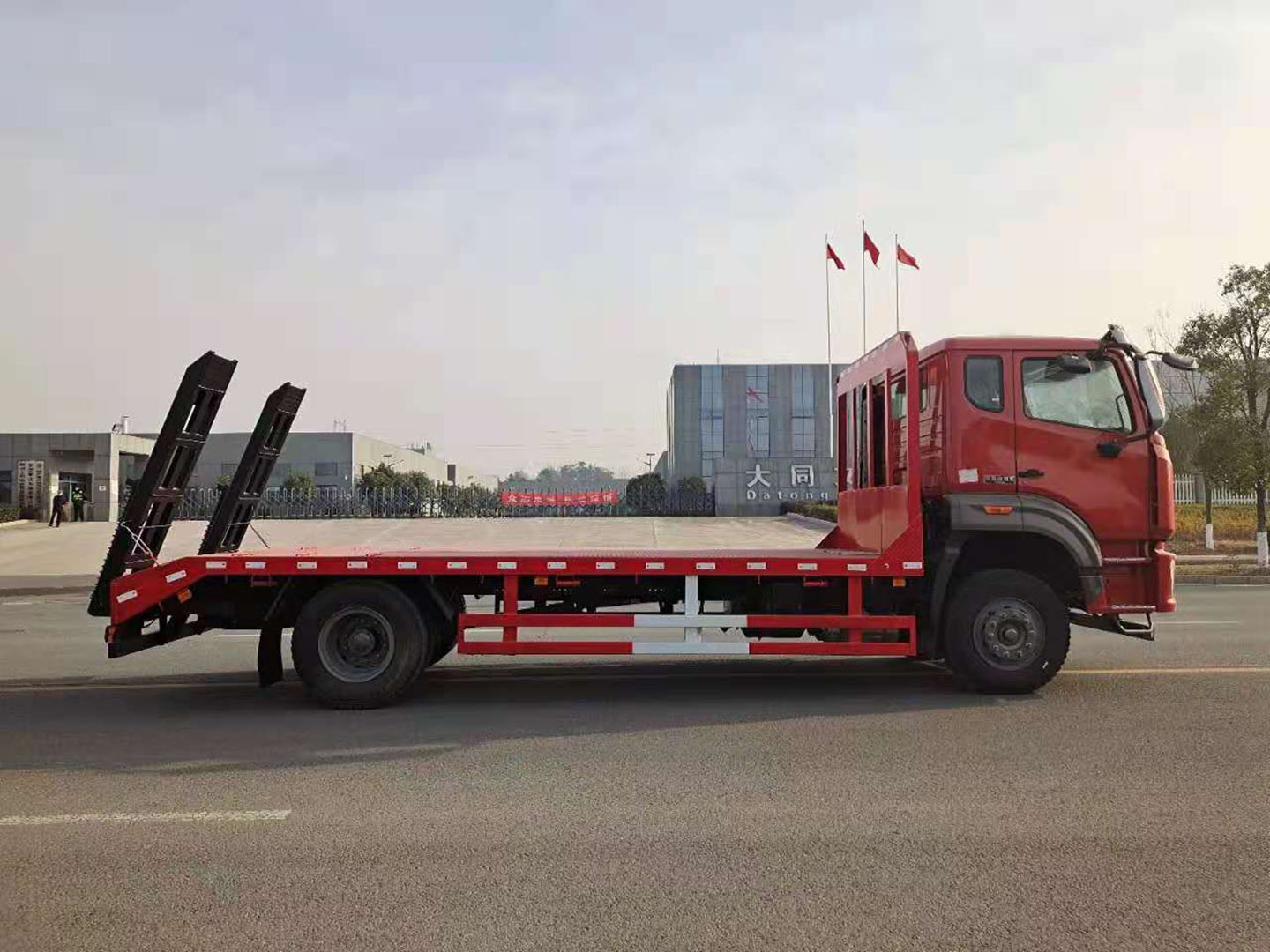 国六重汽豪沃平板运输车 实拍图