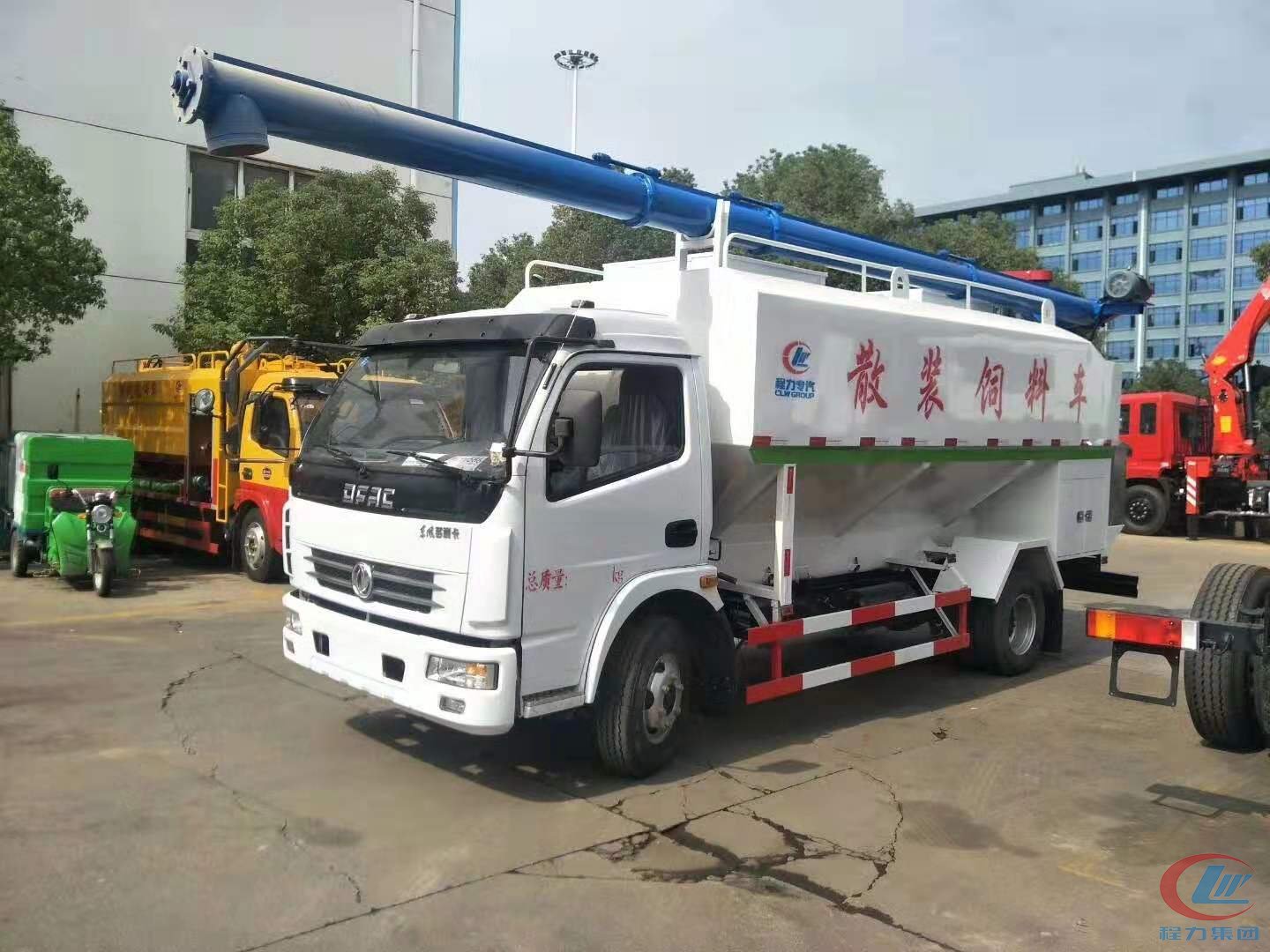 东风多利卡福瑞卡12方散装饲料车