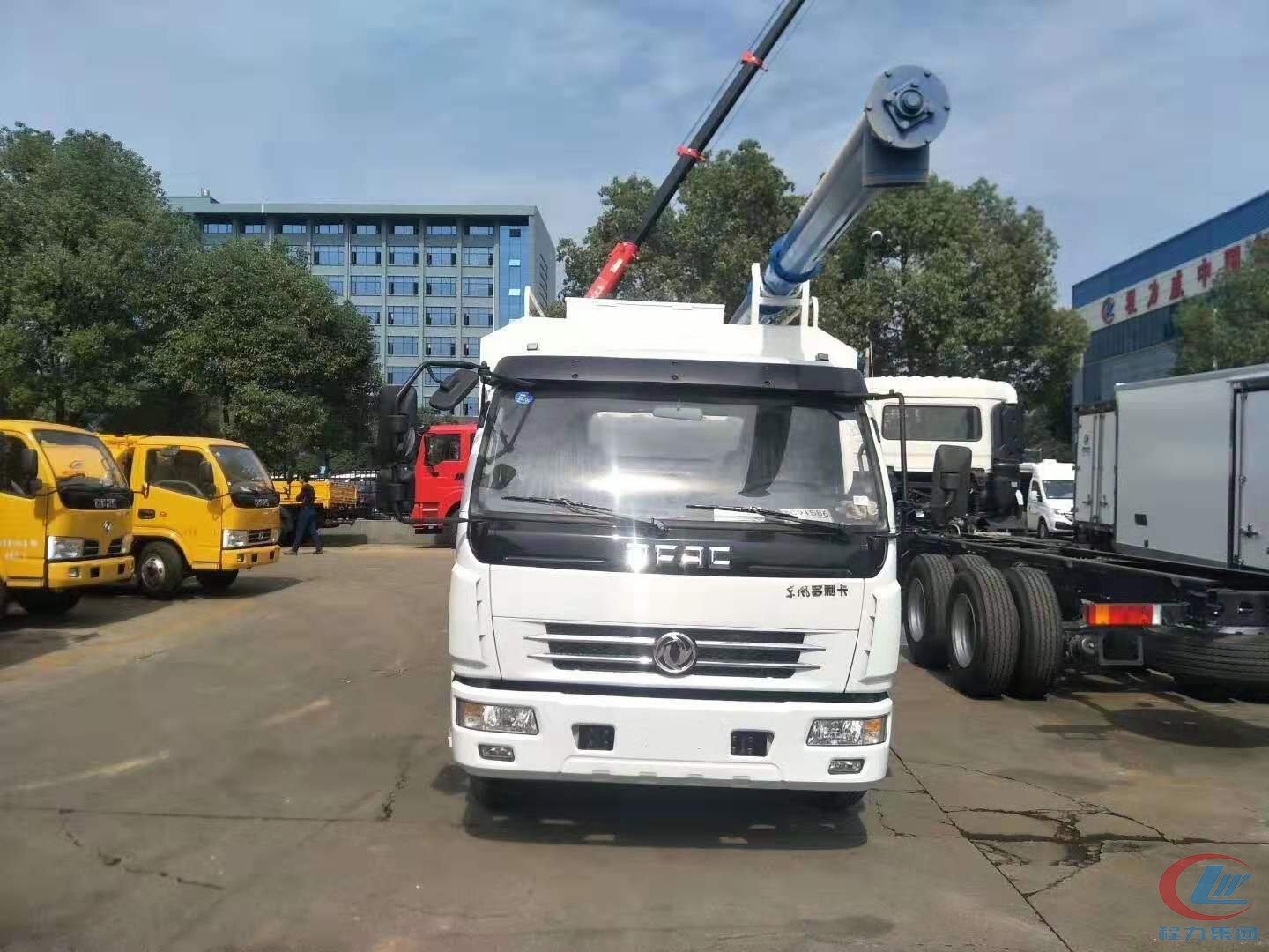 东风多利卡福瑞卡12方散装饲料车 实拍图