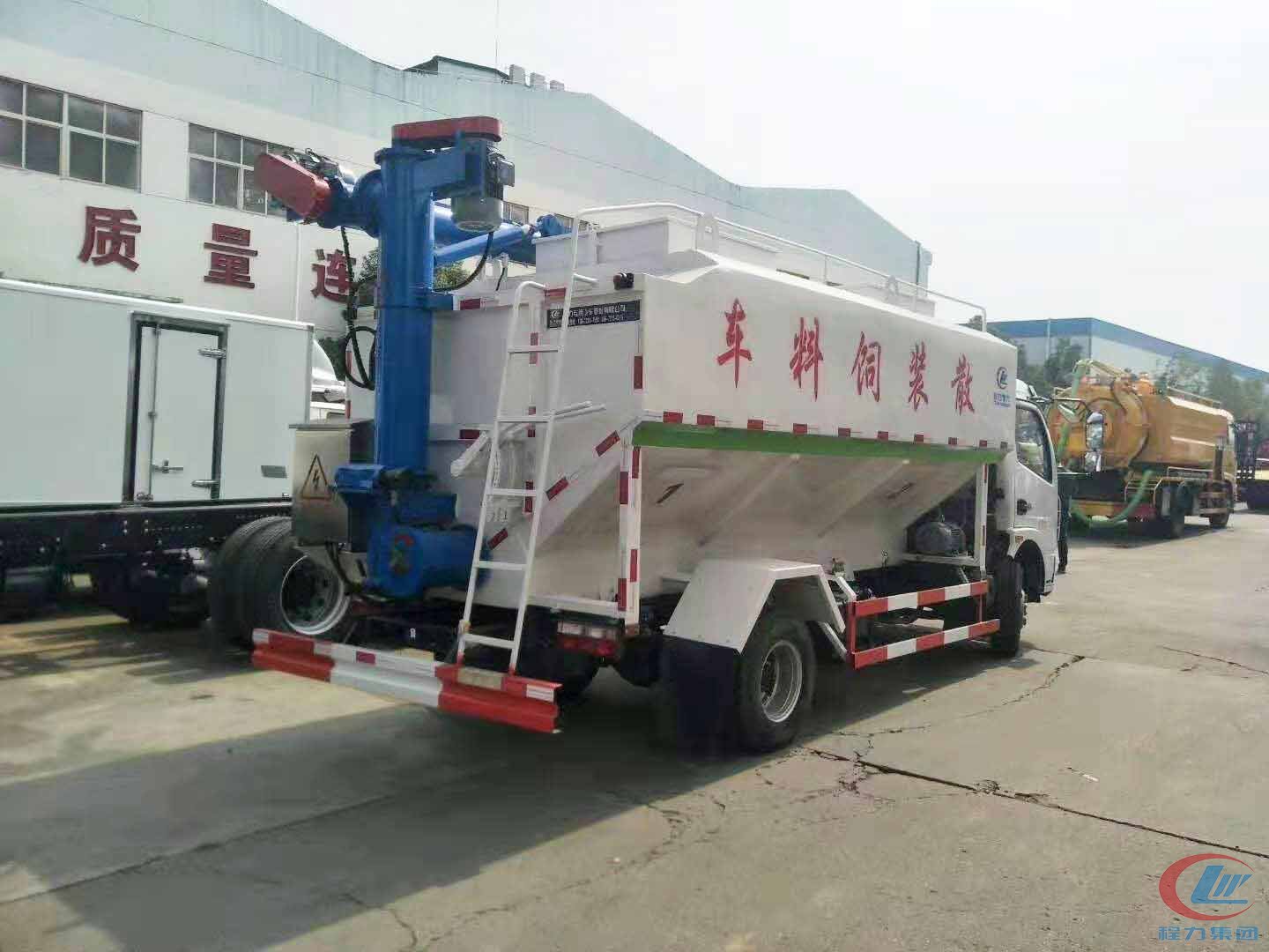 东风多利卡福瑞卡12方散装饲料车 实拍图