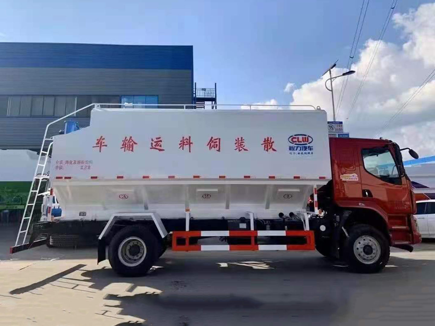 国六东风柳汽乘龙26方散装饲料车 实拍图