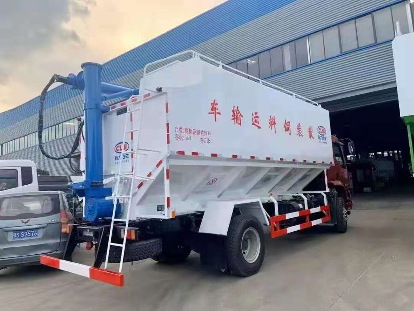 国六东风柳汽乘龙26方散装饲料车 实拍图