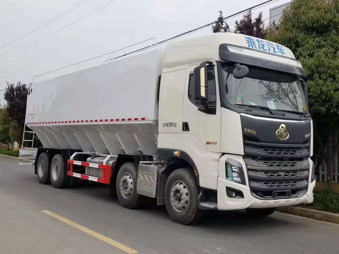 国六东风柳汽乘龙前四后八40方散装饲料车 实拍图