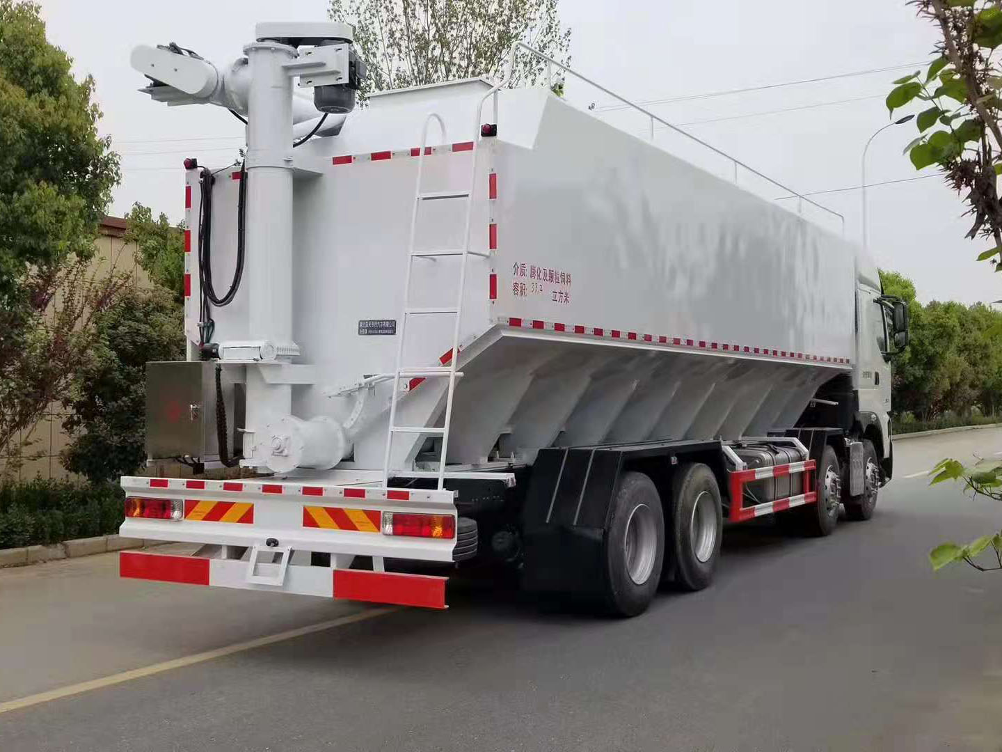 国六东风柳汽乘龙前四后八40方散装饲料车 实拍图